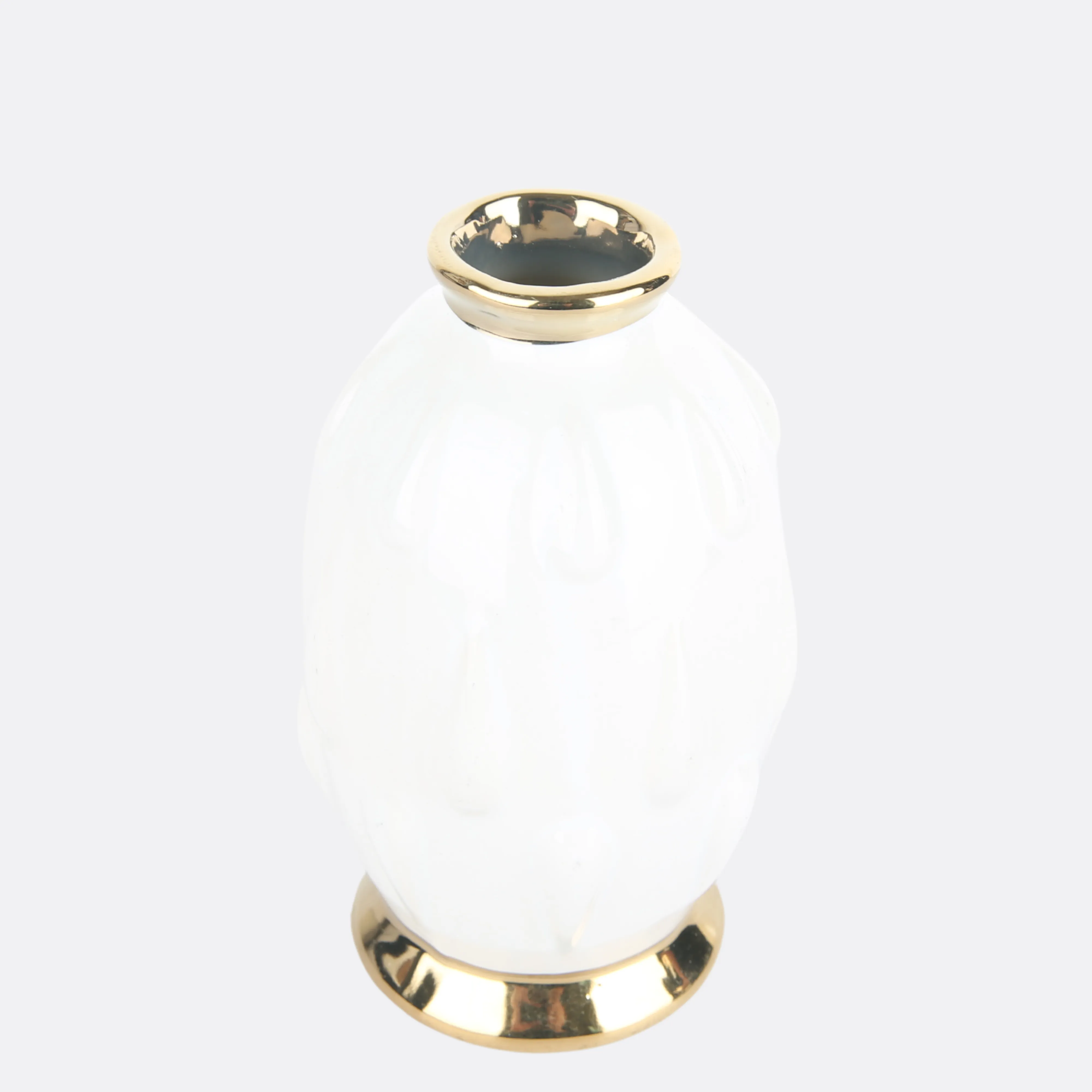Adorning Vases With Centerpiece