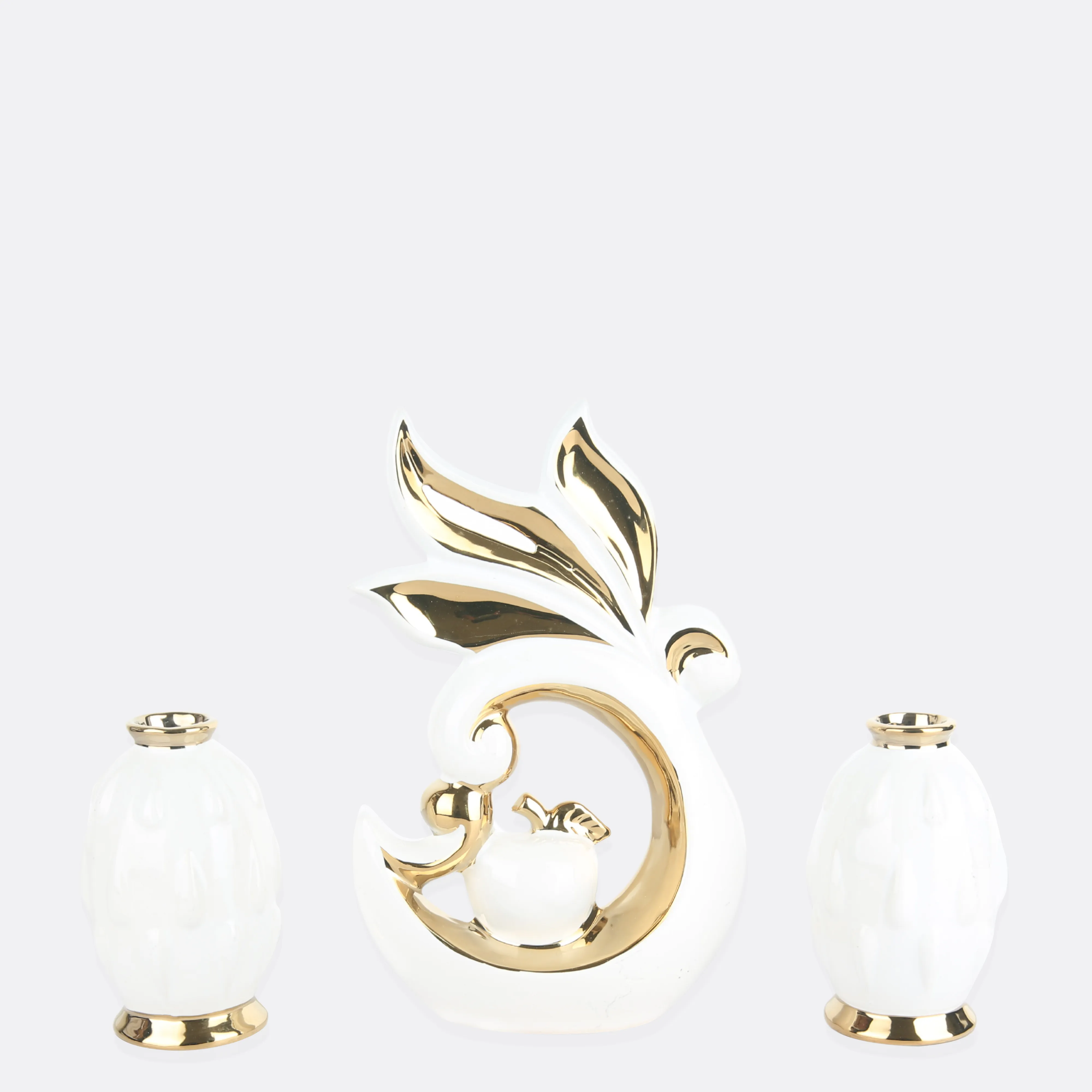 Adorning Vases With Centerpiece