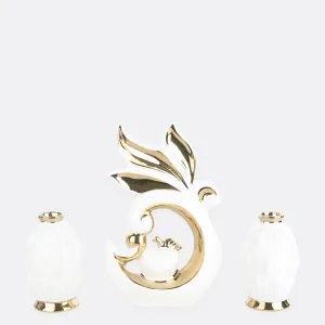 Adorning Vases With Centerpiece