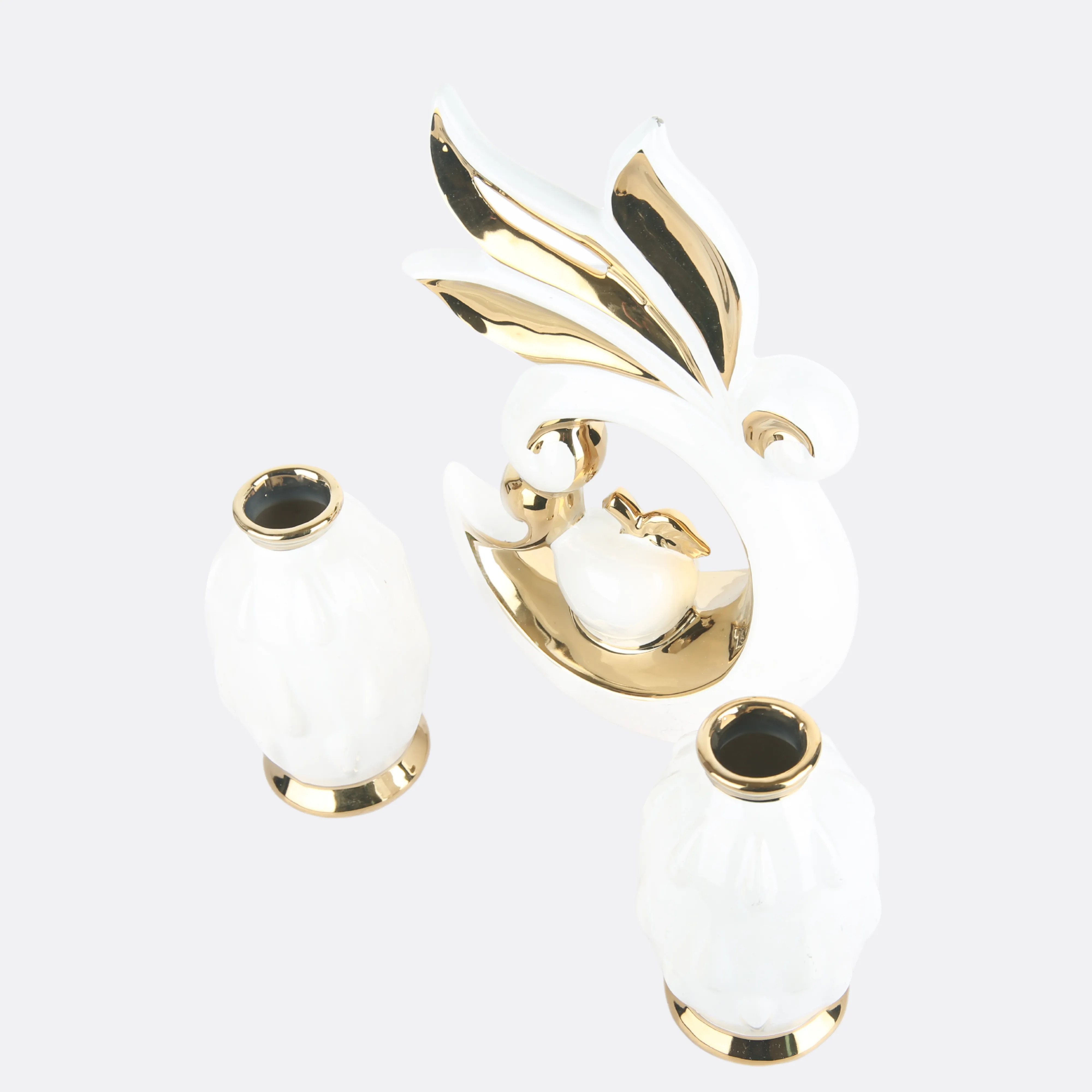 Adorning Vases With Centerpiece