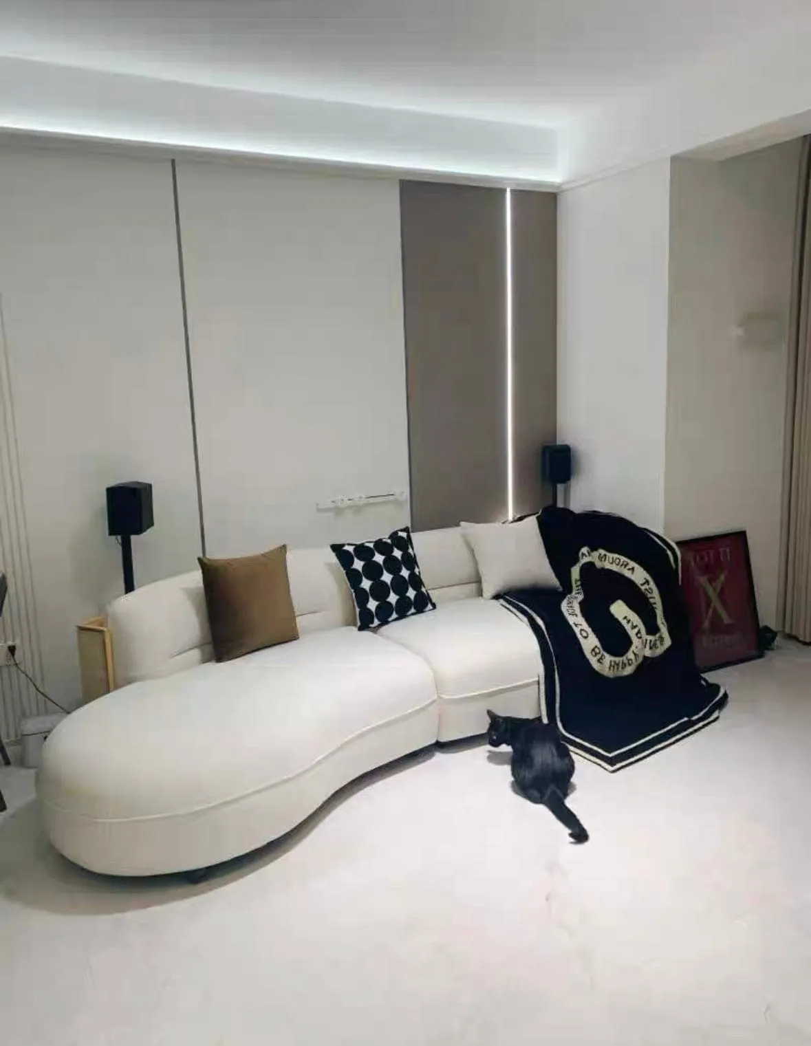 Nordin Scratch Resistant Curve Sofa