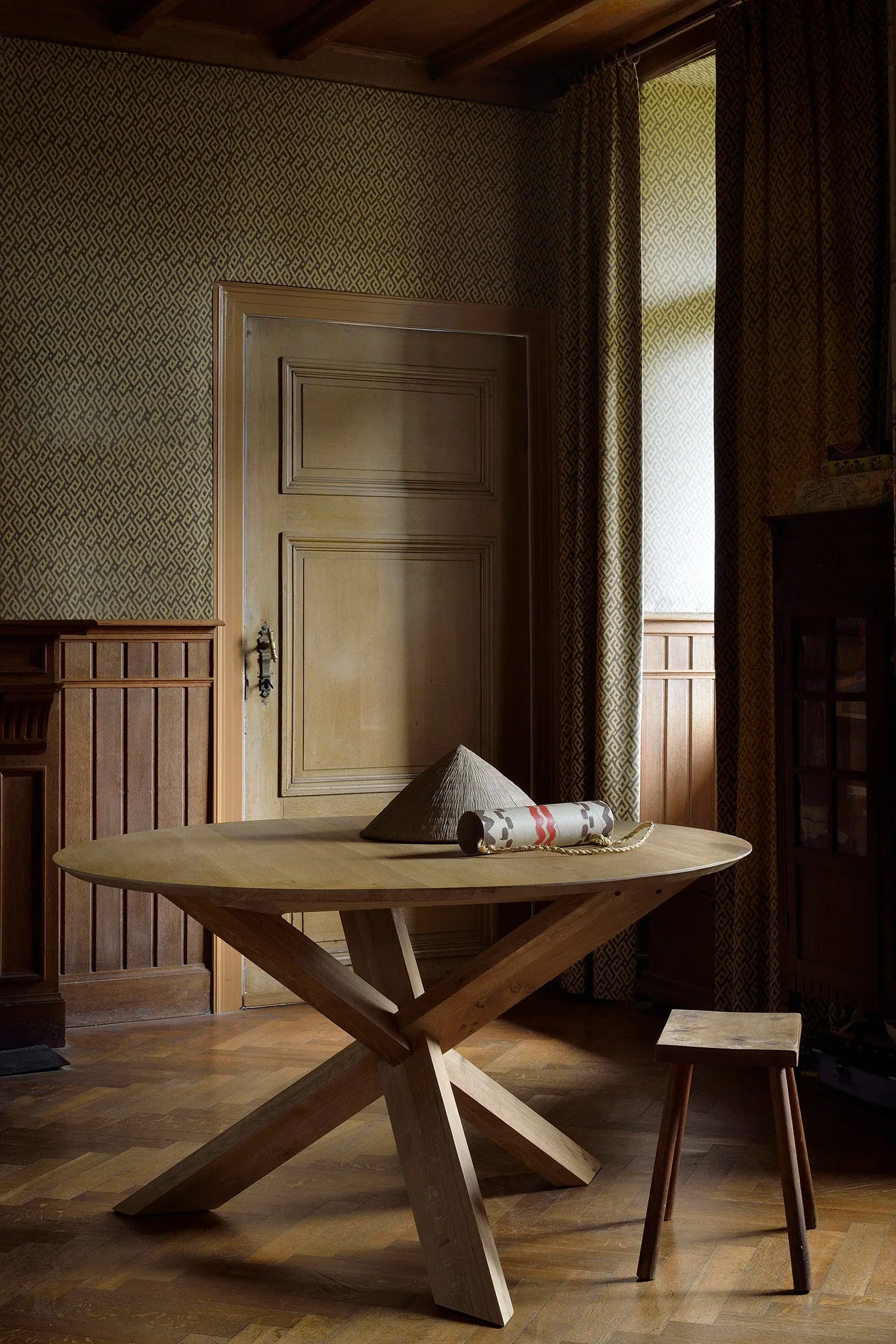 Oak Circle Round Dining Table - Varnished