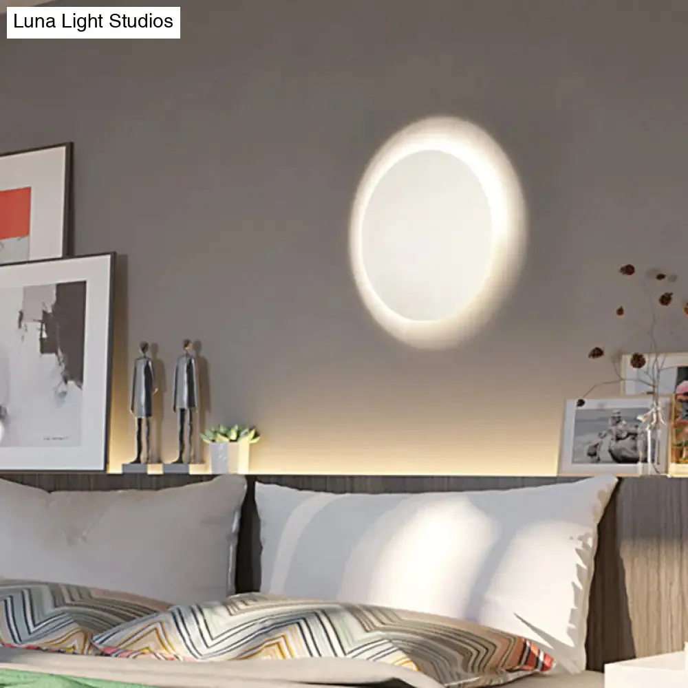 White/Gold LED Wall Light with Warm/White Illumination - Perfect for Modern Bedrooms